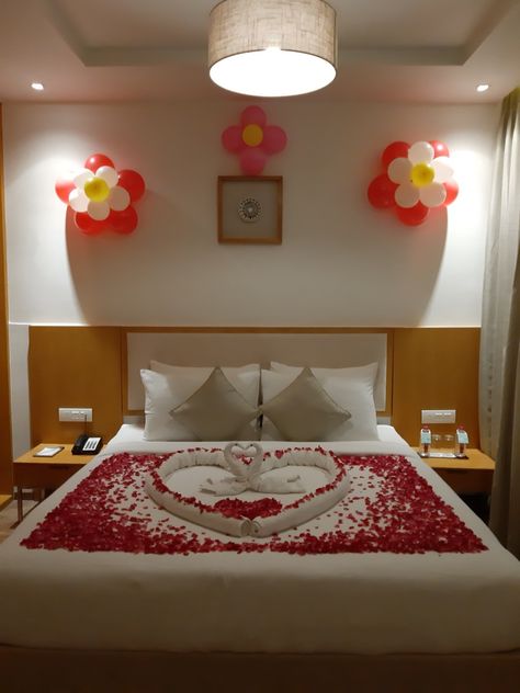 Romantic Room Design, Vintage Valentines Aesthetic, Valentine's Aesthetic, Bedroom Colour Schemes, First Wedding Night, Hotel Room Decoration, Romantic Room Surprise, Valentines Aesthetic, Romantic Room Decoration