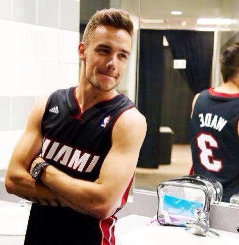 Get Bigger Arms, One Direction Art, Gambar One Direction, Midnight Memories, Liam James, Irish Boys, Frat Boy, Most Beautiful People, I Love One Direction