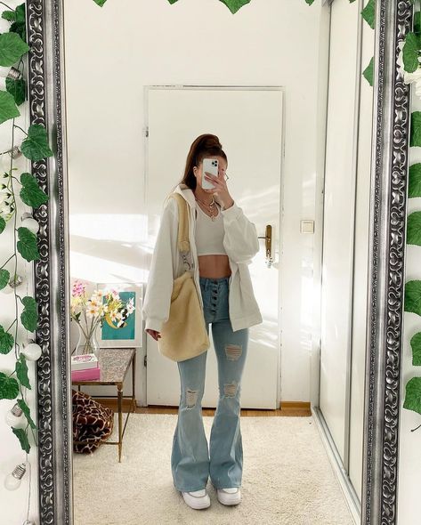 Flare Jean Outfit, Bootcut Jeans Outfit, Blue And White Outfits, Flare Jeans Outfit, Jeans And Hoodie, White Shirt Outfits, Jeans Outfit Casual, Cute Lazy Outfits, Lazy Outfits