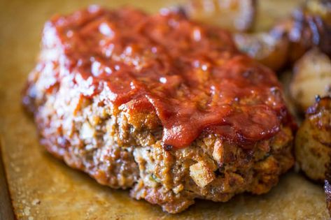 Glazed Brown Sugar Meatloaf with tangy ketchup topping and crushed saltines is the easiest and most flavorful take on a classic meatloaf you'll ever make! Meatloaf With Ketchup, Meatloaf Ideas, Oven Bacon, Cheese Meatloaf, Chopped Beef, Bacon Cheeseburger Meatloaf, Brown Sugar Meatloaf, Meatloaf Topping, Cheeseburger Meatloaf