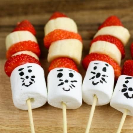 School Deserts, Dr Seuss Birthday Party Ideas Food, Doctor Suess, Seuss Snacks, Dr Seuss Snacks, Fruit Kabobs Kids, Dr Seuss Preschool Activities, Dr Seuss Birthday Party Ideas, Fruit Kabob