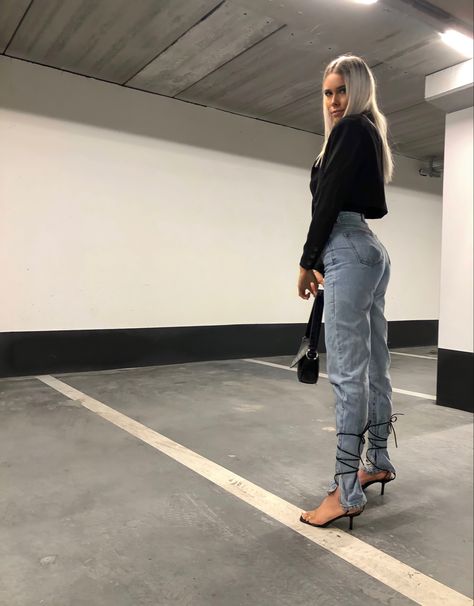 Parachute Pants With Heels, Ootd Heels, Fashion Heels, Instagram Fashion, Parachute Pants, Blonde Hair, Mom Jeans, Normcore, Ootd