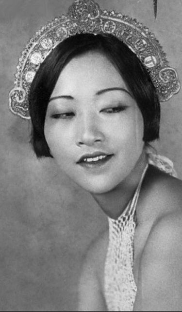 Anna May Wong  #annamaywong #Asia #Asian #China #Chinese #vintage Anna May Wong, Anna May, Silent Film Stars, Female Dragon, Actrices Hollywood, Silent Movie, Silent Film, Studio Portraits, Hollywood Glamour