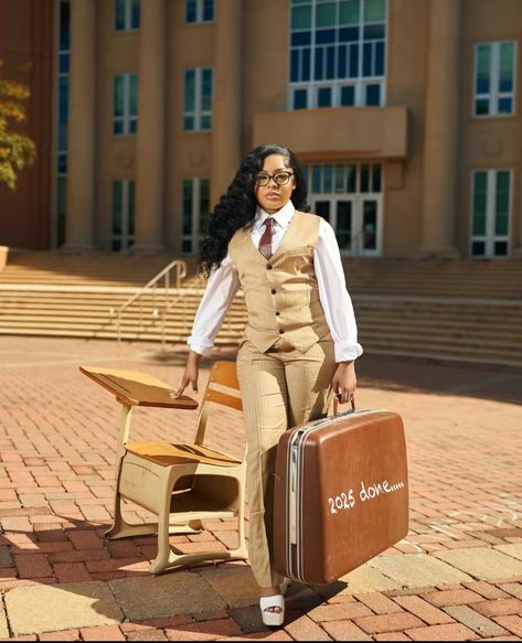 Black Women Business Attire, Graduation Outfit College, Graduation Pic Ideas, Nursing Graduation Pictures, College Graduation Pictures Poses, College Graduation Photoshoot, Grad Outfits, Graduation Photography Poses, College Graduation Pictures