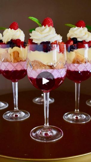 Mini Trifles Desserts, Triffle Recipe, Mini Trifle Desserts, Xmas Foods, Mini Trifles, Sorbet Dessert, Mini Trifle, Trifle Desserts, Trifle Recipe