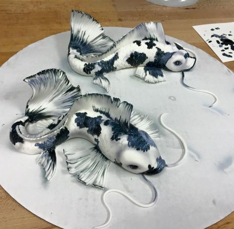 AMAZING KOI! Goldfish Sculpture, Cool Sculptures, Polymer Clay Wall Art, Fish Clay, Clay Fish, Koi Art, Ceramic Art Sculpture, Sculpture Art Clay, Clay Wall Art