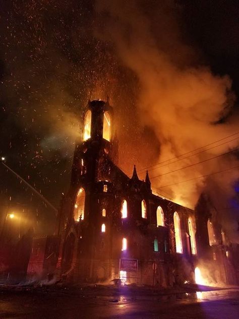 Burning church in St. Louis, 2017 Burning Things Aesthetic, Pyro Aesthetic, Burning Church, Sutro Tower, Building On Fire, Hawke Dragon Age, East St Louis, Night Forest, Tokyo Hotels