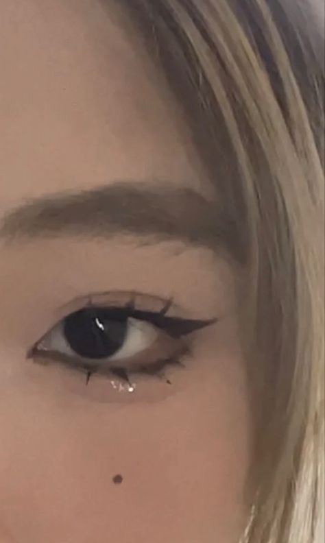 Eyeliner Asian Eyes, Ulzzang Eyes, Doll Eyeliner, Asian Eyeliner, Korean Makeup Trends, Gyaru Makeup, Doll Eye Makeup, Swag Makeup, Smink Inspiration