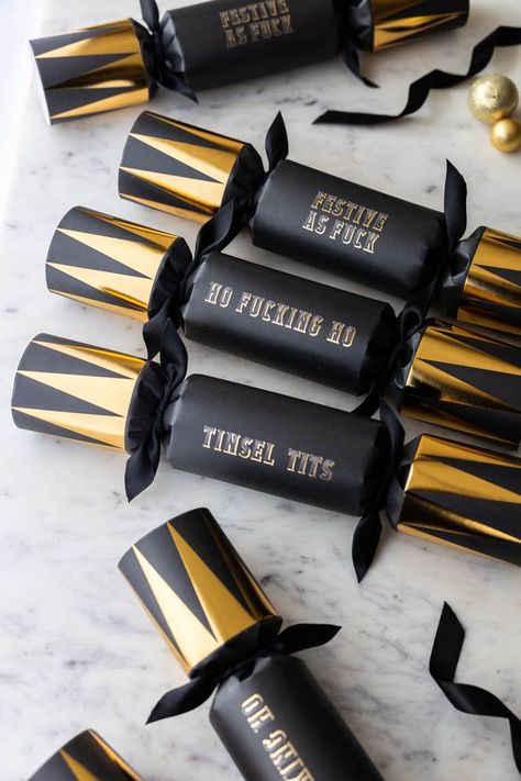 Best Christmas Crackers, Trend 2025, Christmas Table Decor, Rockett St George, Black Patch, Luxury Christmas, Christmas Crackers, Christmas Tablescapes, Chic Gifts