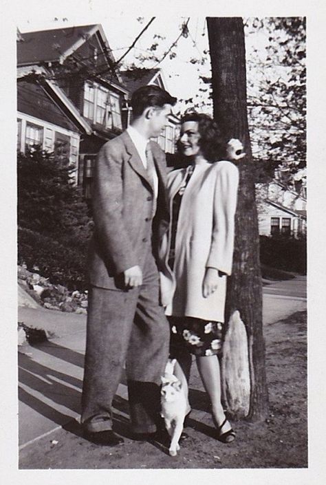 1940s Aesthetic, Old Fashioned Love, Vintage Couples, Vintage Romance, Vintage Life, Dress Jacket, 1940s Fashion, Suit Pants, Vintage Pictures