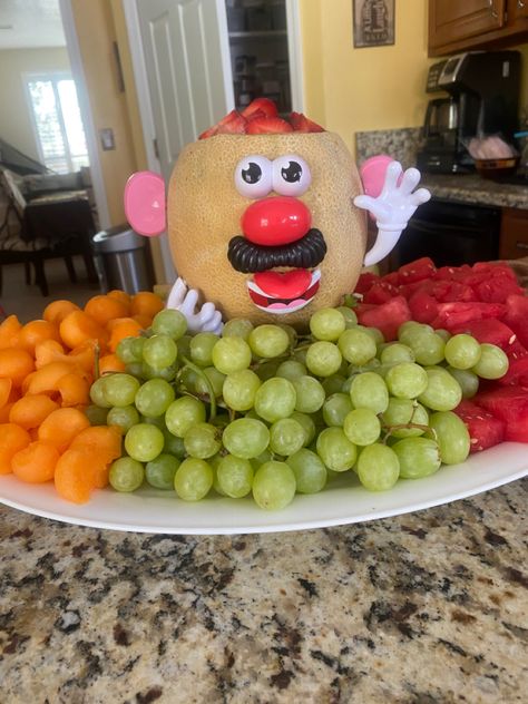 Mr Potato Head Fruit Bowl, Toy Story Fruit Ideas, Toy Story Appetizers, Me Potato Head, Mr Potato Head Party, Toy Story Themed Food, Toy Story Party Food, Toy Story Food, Buzz Lightyear Birthday Party