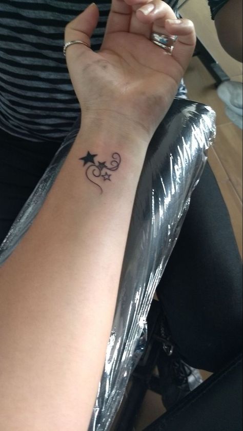 Cute Flower Tattoo Ideas, Y2k Wrist Tattoos, Star Hand Tattoos, Stargirl Tattoo, Female Tattoo Ideas, Ear Tattoo Ideas, Ear Tattoos, Cute Tats, Sharpie Tattoos