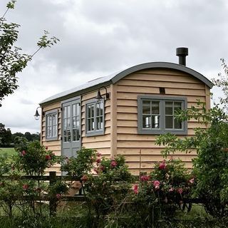 Greendown Shepherd Huts (@greendownshepherdhuts) • Foton och videoklipp på Instagram Shepherds Cottage, Shepard Hut, Hut Images, Shepherds Hut For Sale, Garden Huts, Shepherds Huts, Camper Vintage, Shepherd Hut, Shepherd Huts