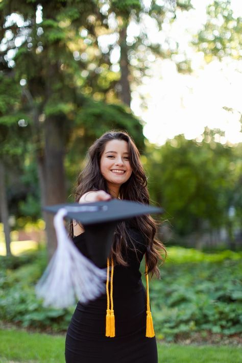 Graduation Poses Ideas, High School Graduation Ideas, Grad Photo Poses, School Graduation Ideas, Grad Photo Ideas, Graduation Photography Poses, Graduation Poses, Graduation Picture Poses, Grad Photoshoot