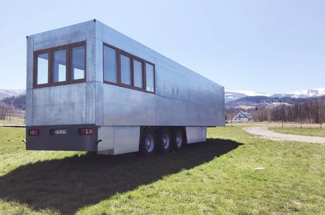 Semi-trailers transform into luxury caravans in Poland’s first mobile hotel chain concept! - Yanko Design Trailer Tiny House, Semi Truck Trailer, Luxury Caravans, Truck House, Hotel Concept, Hotel Chain, Trailer Home, Hotel Project, Semi Trailer