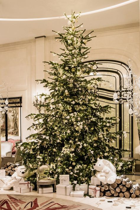 With the winter holidays in full swing, Parisian palace hotels like Le Bristol, the Royal Monceau and the Meurice have been busy putting up magnificent Christmas trees. Take a tour of the most beautiful of 2016. Christmas Tree Inspiration Red And Gold, French Christmas Tree, Most Beautiful Trees, Christmas Tree Wallpaper, Royal Christmas, Christmas Week, French Christmas, Elegant Christmas Trees, Christmas Tree Inspiration