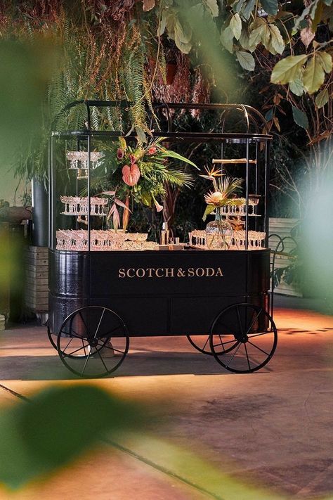 Roda Gerobak, Event Design Ideas, Gerobak Dorong, Food Cart Design, Event Bar, Drink Bar, Cafe Shop Design, Kiosk Design, Flower Cart