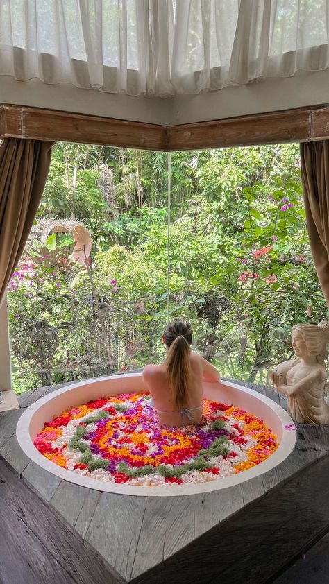 Flower bath in Bali, Indonesia Flower Bath Aesthetic, Outside Bathtub, Romantic Bathtub, Bali Activities, Bathtub Aesthetic, Bali Spa, Bath Aesthetic, Pool Poses, Forest Cottage