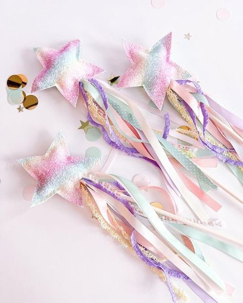 Felt Wands Diy, Unicorn Wand, Diy Magic Wand Fairies, Felt Magic Wand, Unicorn Hair Wand Core, Beaded Fairy Wands, Rainbow Costumes, Themed Kids Room, Unicorn Kids