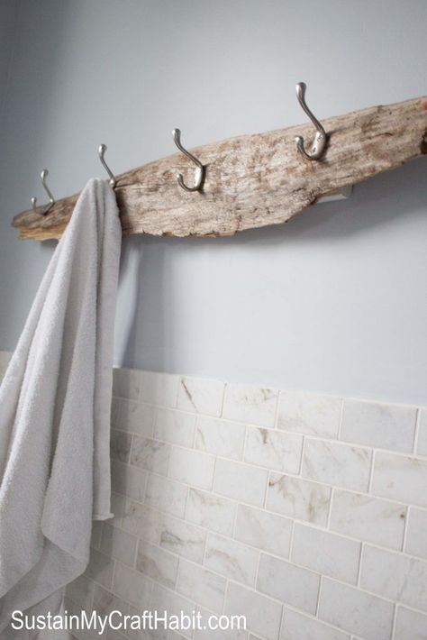 Beach Towel Holder, Rustic Towel Rack, Diy Towel Rack, Diy Coat Rack, Diy Coat, Rustic Coat Rack, Diy Rustic Home, Diy Towels, Dekor Diy