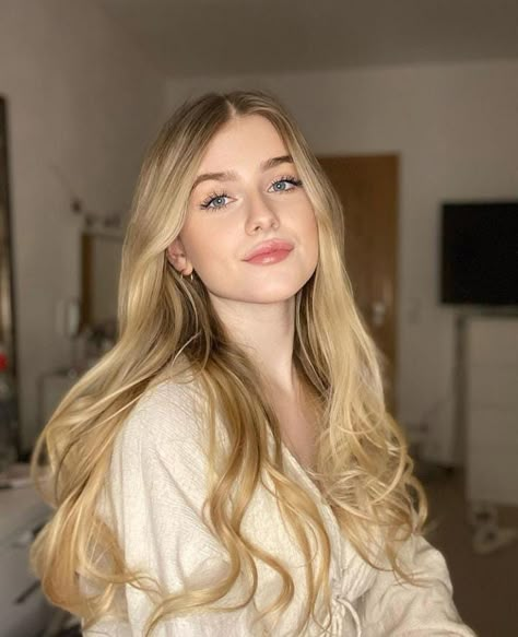 Bombshell Hair, Golden Blonde Hair, Blonde Hair Girl, Blonde Hair Inspiration, Blonde Hair Blue Eyes, Long Blonde, Blonde Women, Long Blonde Hair, Blonde Beauty