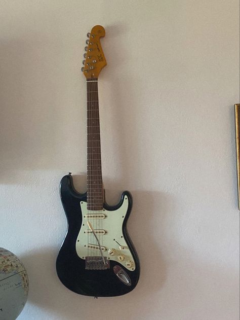 Electric Guitar On Wall Decor, Electric Guitar On Wall, Guitar On Wall Bedroom, Guitar In Room, Guitar On Wall, Hard Rock Aesthetic, Hanging Guitars, Retro Guitar, Guitar Bedroom