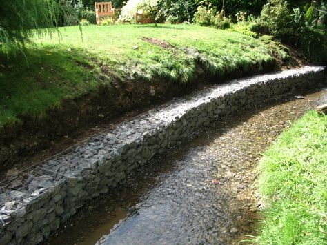 Gabions / stream retention Rock Wall Fencing, Mulch Landscaping Ideas Diy, Retaining Wall Construction, Retaining Wall Ideas, Gabion Retaining Wall, Rock And Stone, Landscaping Rock, Gabion Baskets, Gabion Wall