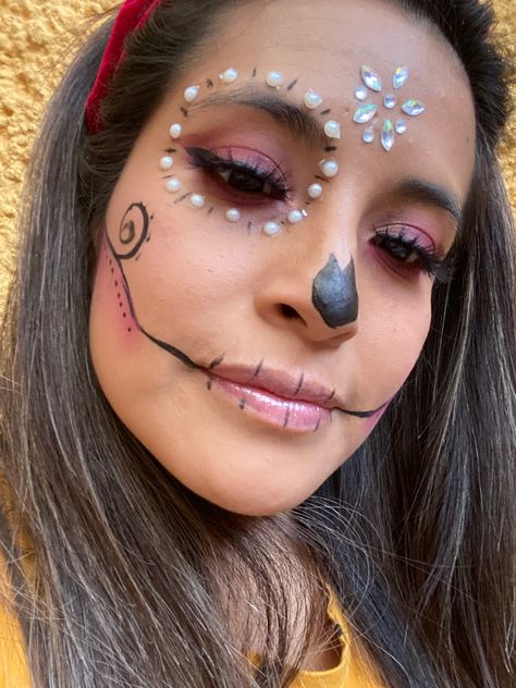 #diferente #sencillo #halloween😈 #fiesta #piedritas Halloween Fiesta, Glitter Bar, Halloween Costumes For Teens Girls, Creepy Halloween Makeup, Halloween Makeup Diy, Halloween Coustumes, Face Painting Easy, Work Makeup, Style Rules