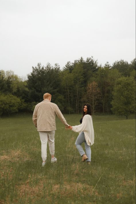 Simple Couple Photoshoot, Couple Poses Simple, Couples Photoshoot Christmas, Simple Couple Poses, Fall Photo Shoot Outfits, Couple Pic, Couples Outfit, Fall Photo, Couples Photo