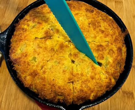 Easy Mexican Cornbread, Cornbread Southern, Mexican Cornbread Casserole Recipe, Creamy Corn Bread, Chili Cornbread Casserole, Mexican Cornbread Recipe, Mexican Cornbread Casserole, Cheesy Cornbread, Cornbread Casserole Recipe