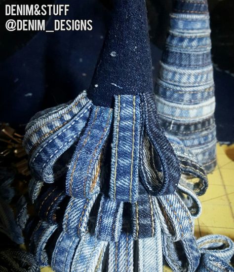 Make loops from the seams of recycled jeans, cover a cone from a cereal box and you'll create a OOAK, handmade Christmas decoration! More denim on Instagram: @denim_designs or email me at denimandstuffltd@gmail.com. Retail / Wholesale inquiries welcome. Denim Christmas Tree, Sew Denim, Återvinna Jeans, Denim Christmas, Denim Scraps, Denim Crafts Diy, Blue Jeans Crafts, Country Christmas Decorations, Jean Crafts