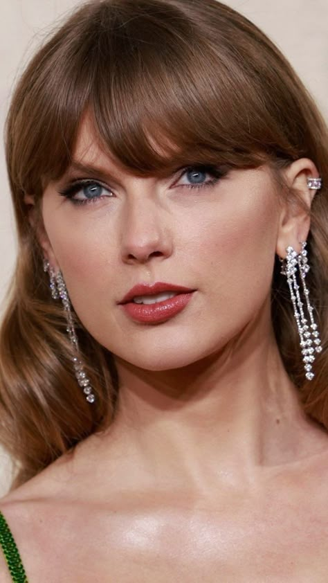 Taylor Swift Hair Color, Taylor Swift Golden Globes, Taylor Swift Hairstyles, Taylor Swift Bangs, Hairstyles Taylor Swift, Golden Globes Hair, Iconic Taylor Swift, Taylor Swift Makeup, Taylor Swift Nails