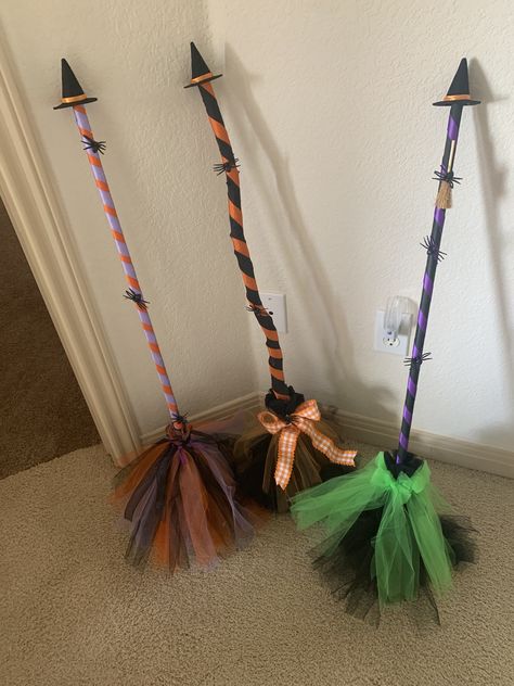 Diy Witch Broom, Tomato Cage Crafts, Halloween Comics, Crafts By Month, Halloween Brooms, Halloween Christmas Tree, Celtic Festival, Witch Diy, Halloween Crafts Decorations