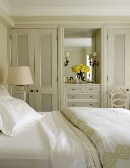 Closet inspiration Monochromatic Bedroom, Bedroom Built Ins, Restful Bedrooms, Built In Dresser, Wall Closet, Build A Closet, Closet Inspiration, Traditional Bedroom, Style Deco