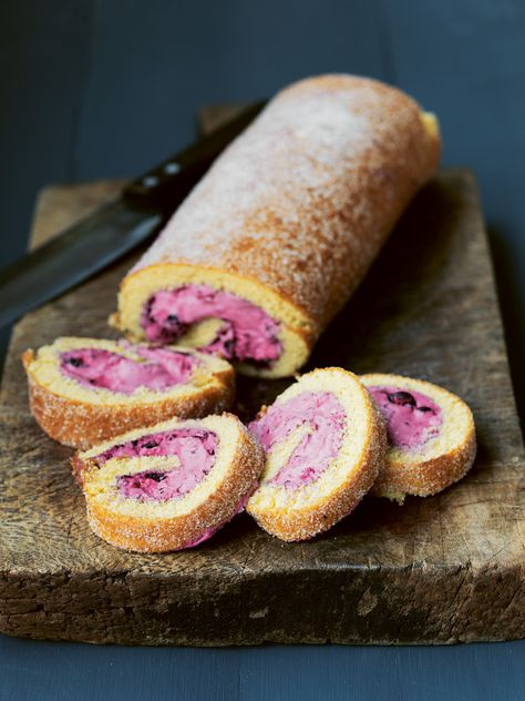 Blackcurrant Roulade Copenhagen Recipes, Blackcurrant Cake, Blackcurrant Recipes, Nigella Cake Recipes, Black Forest Roulade, Currants Roll Recipe, Blackcurrant Cheesecake, Lemon Meringue Roulade, Nigella Lawson Cakes