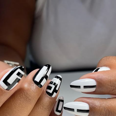 Quetel Deveaux on Instagram: "Dear client that let’s me do what I want, thank you. . . . . Dear @uglyducklingnails and @uglyducklingproducts thank you for the amazing products that allows me do anything I want !! . . . Products used 👇🏾 Black and white gel paint Gel polish 043 and 044 Crystal palette Striper brush No Wipe Topcoat Ugly Duckling Premium Acrylic System" Cute Homecoming Nails, Black And White Nails Designs, Zig Zag Nails, Lavish Nails, Mini Nails, Luxe Nails, Black And White Nail Designs, Nail Design Glitter, Black And White Nail Art