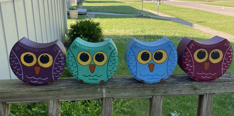 Fun brightly colored outdoor painted owls. These are done with outdoor paint and sprayed with UV sealant. They are perfect for your garden or your porch. Owl Pavers, Painted Landscape Bricks, Crescent Pavers Crafts, Terracotta Painting, Owl Painted Rocks Easy, Owl Painted Pavers, Owl Rocks Painted Stones, Painted Owls, Fun Garden Projects