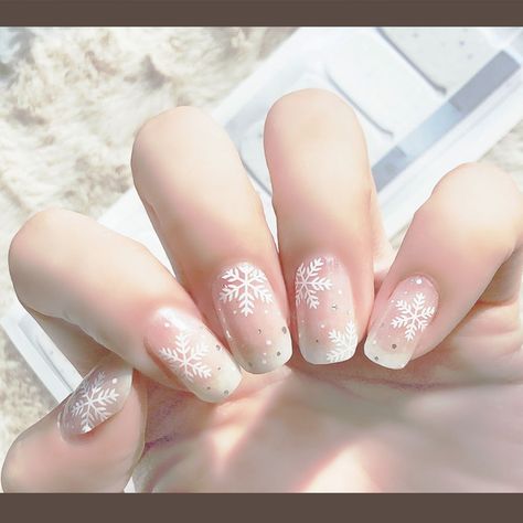 3D three-dimensional snowflake pattern nail art  #3D #three-dimensional #snowflake #nail #art Winter Nails Neutral Classy, Nail Snowflake, Snowflakes Nails, Cat Nail Designs, Pattern Nail Art, Snowflake Nail, Engagement Nails, Nail Art 3d, Snowflake Nail Art