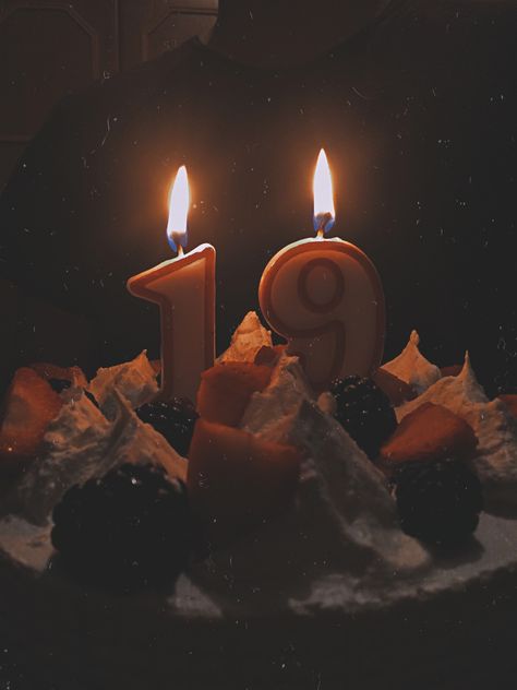 Foto Happy Birthday Aesthetic, Happy Birthday To Me Aesthetic Cake, 19 Birthday Aesthetic, Birthday Cake Snapchat Story, Happy Birthday Cake Snap, Real Birthday Cake Snapchat, Hello 19, Happy Birthday 19, Birthday 19