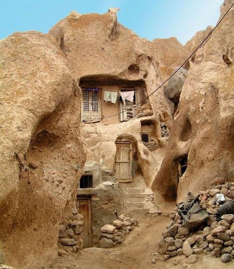 Living Underground, Architecture Antique, Crazy Houses, Ancient Houses, Unusual Buildings, Primitive Homes, Underground Homes, Cave House, Unusual Homes