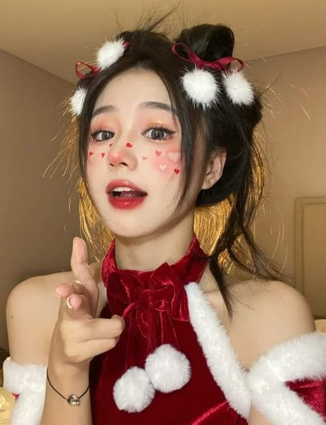 Christmas Makeup Asian, Douyin Christmas Makeup, Christmas Makeup Douyin, Santa Makeup, Korean Christmas Makeup Look, Ulzzang Red Makeup, Halloween Makeup Cute, Christmas Alt Makeup, Strawberry Makeup Look Korean