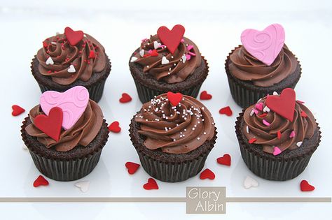 Valentines Cupcakes Decoration, Cupcakes Design, Valentines Recipes Desserts, Candy Birthday Cakes, Valentines Baking, Valentine Day Cupcakes, Cupcake Cake Designs, Birthday Drinks, Valentine Desserts