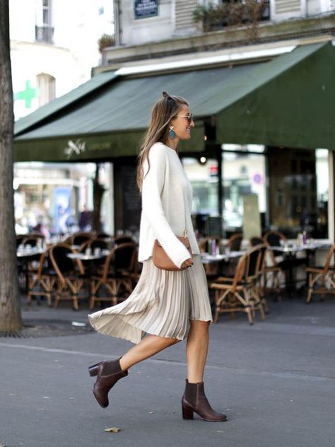 Chelsea boots ankle boot street styles Creme Outfits, Sweater Skirt Combo, Midi Skirt Winter, Chelsea Boots Outfit, 2020 Style, Boating Outfit, Rock Outfit, Trendy Skirts, Skirts With Boots