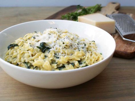 Risoni with Spinach, Parmesan and Basil. A comforting easy supper that is great on it's own or as a tasty side dish. Risoni Recipes, Bacon Pasta Recipes, Easy Supper Recipes, Spinach Parmesan, Orzo Recipe, Burger Seasoning, Pasta Sides, Healthy Supper, Sprout Recipes