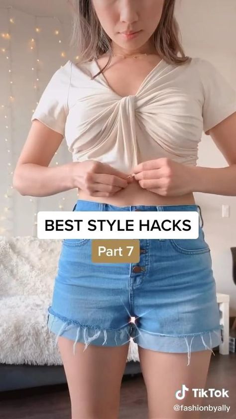 Shirt Hacks For Women, Umgestaltete Shirts, Hacks For Women, T Shirt Hacks, Style Hacks, Shirt Hacks, Ideas Videos, Diy Vetement, Diy Fashion Hacks