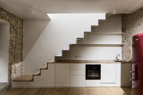 Stairs Handrail, Kitchen Under Stairs, تحت الدرج, Stairs In Kitchen, Mini Loft, Escalier Design, Tiny House Loft, House Loft, Tiny Apartments