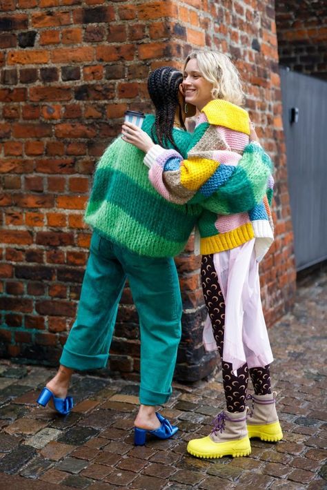 Fw22 Street Style, Colourful Winter Fashion, Unique Color Combos, Winter Street Style 2022, Colourful Autumn Outfits, Styling Knitwear, Copenhagen Street Style Winter, Copenhagen Fashion Week 2022, Artsy Fashion Style