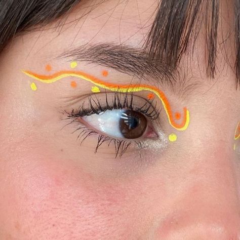 Colorful Eyeliner Ideas, Creative Eye Makeup Ideas, Yellow Face Paint, Eyeliner Grafico, Colorful Graphic Liner, Colors Eyeliner, Eyeliner Colorful, Hippie Makeup, Colorful Eyeliner