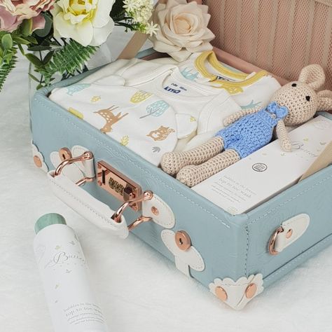 A luxury baby blue keepsake case, that is carefully packed full with a selection of premium and organic new baby products. This stunning gift set will make an unforgettable new baby gift. Baby Gift Box Packaging, Gifts Hamper, Newborn Baby Boy Gifts, Luxury Baby Gifts, Baby Keepsake Box, Organic Gifts, Neutral Print, Baby Gift Hampers, Packing Clothes