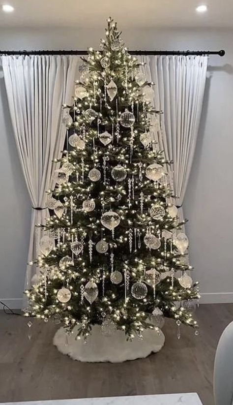 Living Room Xmas Decor Ideas, Tiktok Christmas, Christmas Trees Decorated, Elegant Christmas Tree Decorations, Christmas Tree Inspo, Pretty Christmas Decorations, Christmas Dreaming, Christmas Tree Decorating Themes, Crystal Christmas Tree